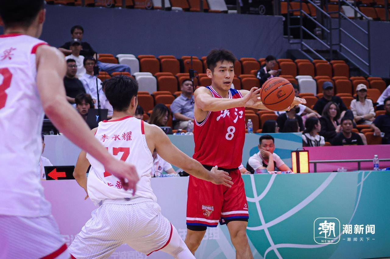 浙江男篮在决赛中击败湖南男篮全面领先
