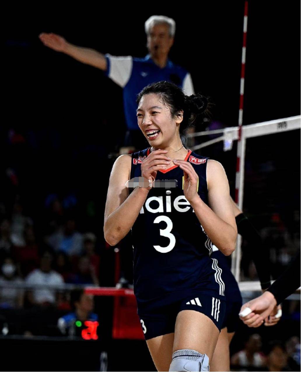 一场备受关注的比赛中,运动员迎来了大胜 一场备受关注的比赛中,运动员迎来了大胜