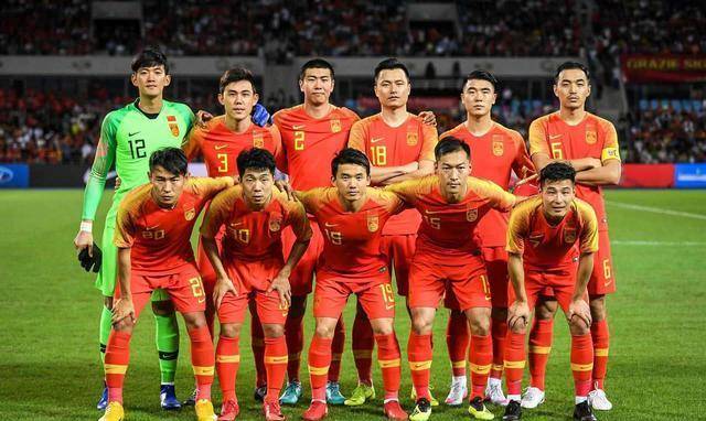 国内顶尖足球队争夺冠军的激烈竞争