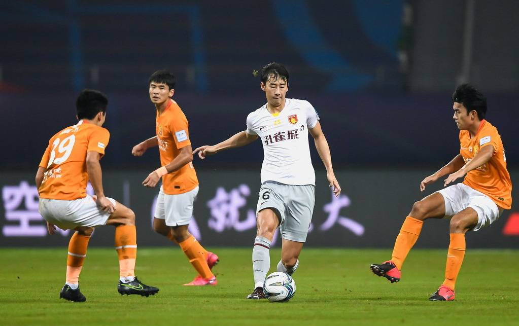 包含武汉卓尔客场大胜河北华夏幸福，排名升至第四的词条