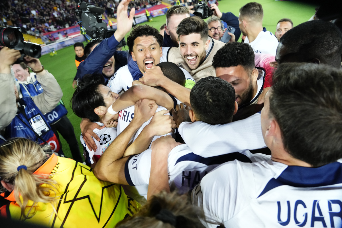 情绪高涨！欧预赛激烈比赛引发球迷狂欢